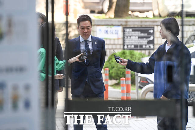 서울중앙지법 부동식 영장전담 부장판사는 지난 26일 증거인멸 및 도망할 염려가 있다며 김 대표의 구속영장을 발부했다. /더팩트 DB