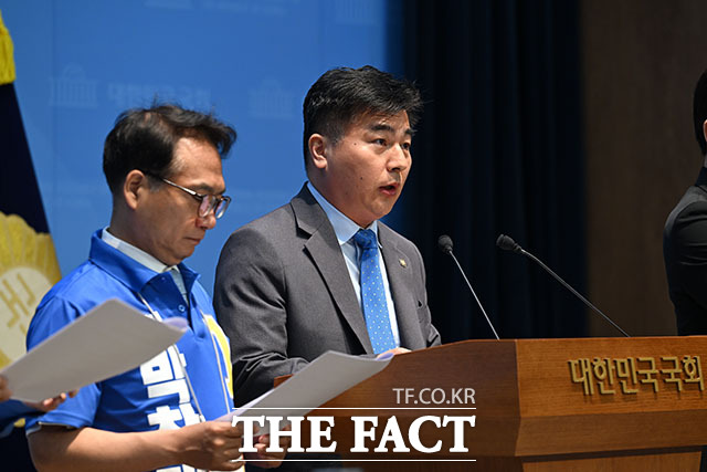 허종식 더불어민주당 의원(가운데)을 비롯한 더불어민주당 인천지역 국회의원들이 27일 오전 서울 여의도 국회의사당에서 ‘국민의힘 유정복 인천시장 후보 사퇴 촉구 기자회견’을 열고 발언하고 있다. /국회=서예원 기자