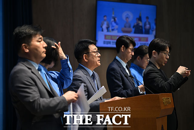 허종식 더불어민주당 의원(가운데)을 비롯한 더불어민주당 인천지역 국회의원들이 27일 오전 서울 여의도 국회의사당에서 ‘국민의힘 유정복 인천시장 후보 사퇴 촉구 기자회견’을 열고 발언하고 있다. /국회=서예원 기자
