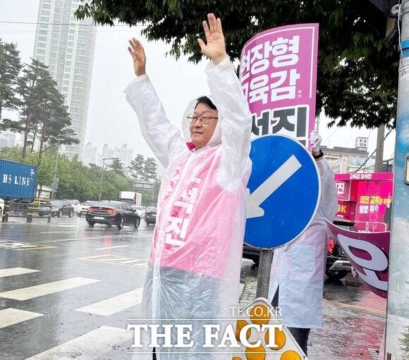 오석진 대전시교육감 후보가 27일 오전 대덕구 신탄진네거리에서 대전시민들에게 지지를 호소하고 있다. /선치영 기자
