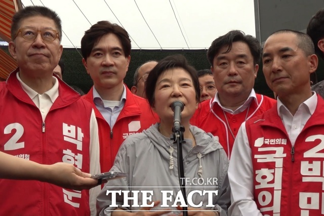 박근혜 전 대통령이 27일 오후 부산 기장군 기장시장을 방문, 박형준 부산시장 후보 등과 함께 시민들에게 인사하며 지지를 호소하고 있다. /부산=김민지 기자