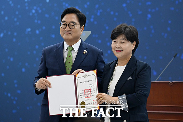 우원식 국회의장이 27일 오전 서울 여의도 국회의사당에서 열린 제78주년 국회개원기념식 및 제6회 대한민국 국회 의정대상 시상식에서 기념사를 하고 있다. /국회=서예원 기자