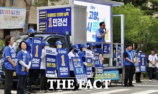 민경선 더불어민주당 경기 고양시장 후보가 고양시청 앞에 설치된 유세차량에 올라 고양시청사 원안 건립 가속화 계획을 발표하고 있다. /민경선 후보 캠프