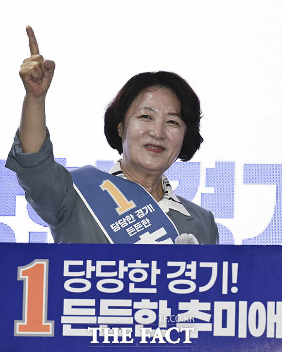 추미애 더불어민주당 경기도지사 후보가 24일 오후 경기 군포시 산본 중심상가에서 포즈를 취하고 있다. /군포=송호영 기자