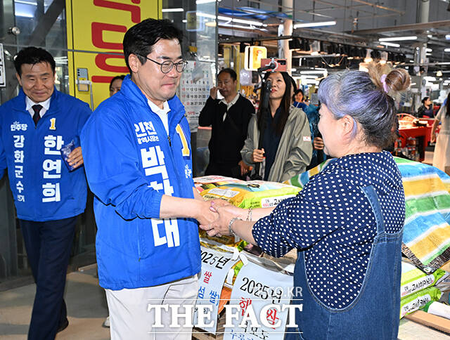 박찬대 더불어민주당 인천시장 후보가 27일 오후 인천 강화군 강화풍물시장을 찾아 상인과 인사를 나누고 있다. /강화=박헌우 기자