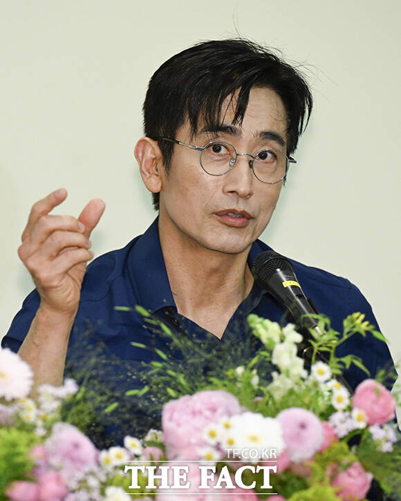 차인표가 작품을 설명하고 있다.