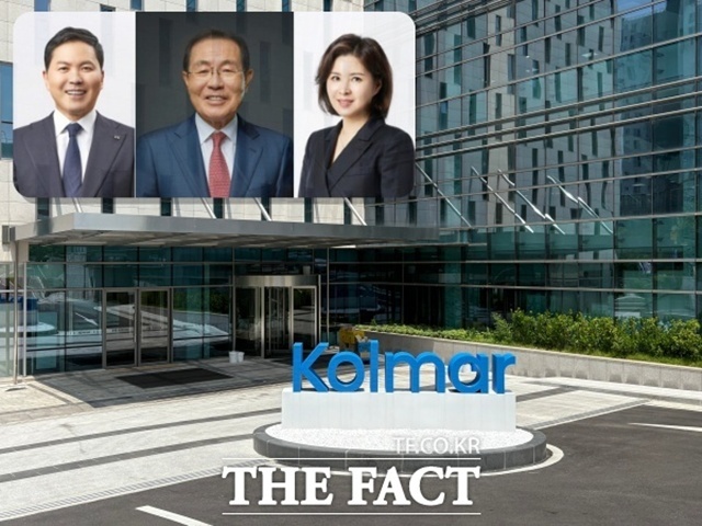 윤동한(가운데) 한국콜마 회장은 최근 서울중앙지법에 윤상현(왼쪽) 콜마홀딩스 부회장을 상대로 제기했던 주식 반환 청구 소송을 취하는 소 취하서를 냈다. 사진 오른쪽은 윤여원 대표. /더팩트 DB, 한국콜마