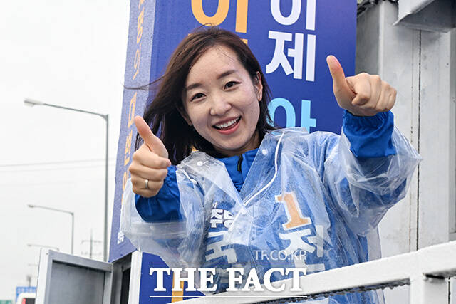 '이재명의 대변인, 이제 아산을 대변합니다' 지지 호소하는 전은수 후보.