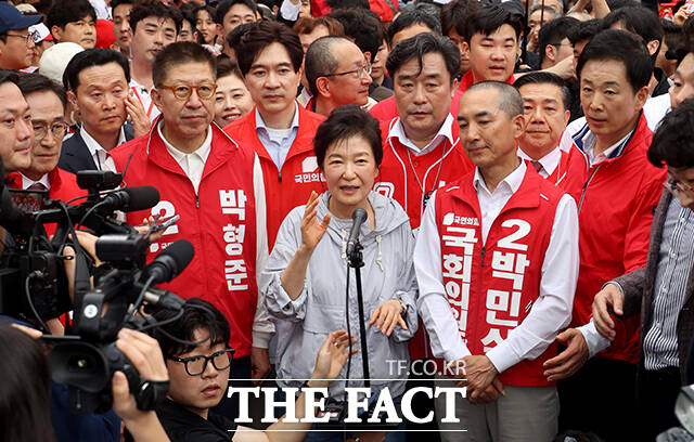 박근혜 전 대통령(가운데)이 27일 오후 부산 기장시장을 찾아 박형준 국민의힘 부산시장 후보, 박민식 국민의힘 부산 북구갑 국회의원 후보, 정동만 국민의힘 의원과 함께 시민들에게 인사하고 있다. /부산=박상민 기자