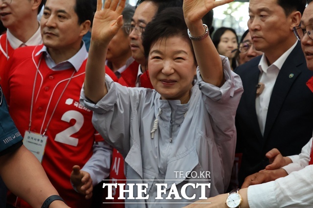 27일 진주시 중앙시장을 방문한 박근혜 전 대통령이 환영 나온 시민들에게 손을 흔들며 인사하고 있다. /진주=이경구 기자