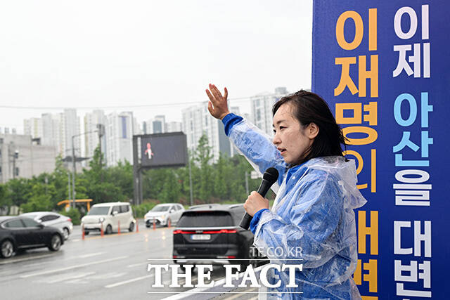 '이재명의 대변인, 이제 아산을 대변합니다' 지지 호소하는 전은수 후보.