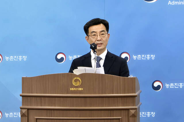 성제훈 농촌진흥청 국립농업과학원 원장이 27일 정부세종청사에서 '스마트 이앙기' 기술 개발 내용을 발표하고 있다./농촌진흥청