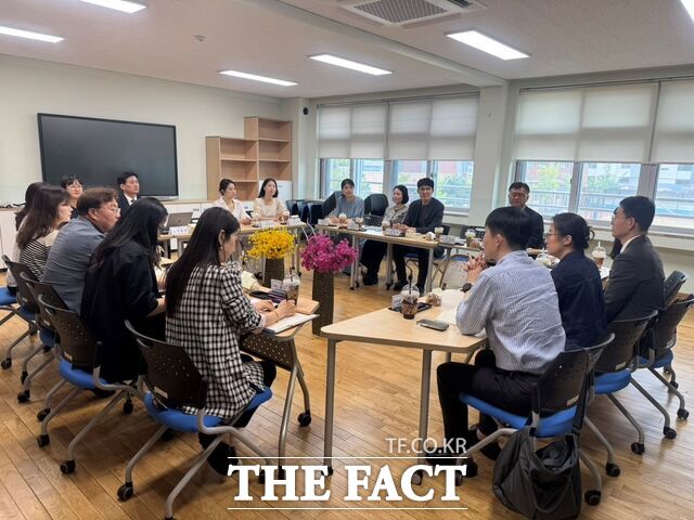 27일 충남 온양중앙초에서 '이주배경학생·특수교육대상학생 현장 전문가 협의회'를 진행하고 있다. /충남도교육청
