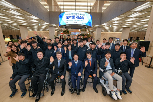 지난 26일 경기 의왕시 의왕연구소에서 열린 현대모비스 자회사형 장애인 표준사업장 '모아빛' 개소식에서 이규석 현대모비스 사장(앞줄 왼쪽 세번째)과 이종성 한국장애인고용공단 이사장(앞줄 왼쪽 네번째)이 관계자들과 기념촬영을 하고 있다. /현대모비스