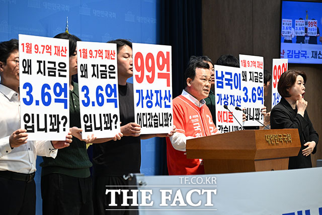 김석훈 국민의힘 경기 안산갑 보궐선거 후보가 27일 오전 서울 여의도 국회의사당 소통관에서 기자회견을 열고 발언하고 있다. /국회=서예원 기자