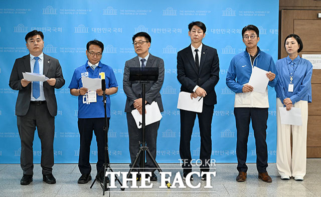 허종식 더불어민주당 의원(가운데)을 비롯한 더불어민주당 인천지역 국회의원들이 27일 오전 서울 여의도 국회의사당에서 ‘국민의힘 유정복 인천시장 후보 사퇴 촉구 기자회견’을 열고 발언하고 있다. /국회=서예원 기자