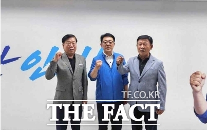 박창규(오른쪽 첫 번째)·고진섭(왼쪽 첫 번째) 전 인천시의회 의장이 27일 박찬대 더불어민주당 인천시장 후보 지지를 공식 선언했다. /당찬캠프