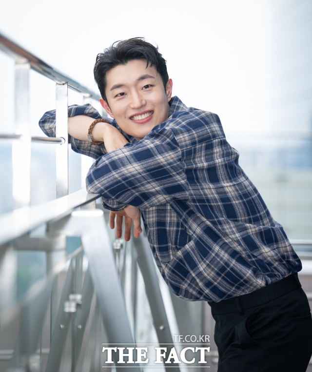 배우 류해준이 26일 오후 서울 마포구 상암동 <더팩트> 사옥에서 인터뷰에 앞서 포즈를 취하고 있다. /박헌우 기자