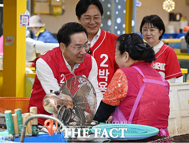 유정복 국민의힘 인천시장 후보가 27일 오후 인천 강화군 강화풍물시장을 찾아 시장 상인과 인사를 나누고 있다. /강화=박헌우 기자