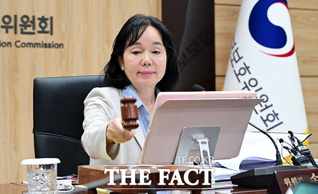 송경희 개인정보보호위원장이 27일 오후 서울 종로구 정부서울청사에서 열린 제10회 전체회의에 참석해 모두발언을 하고 있다. /임영무 기자