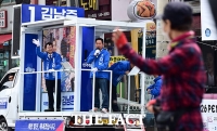  시민들과 인사 나누는 김남준 더불어민주당 계양을 국회의원 후보 [포토]