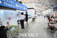  인천공항에 설치 중인 사전투표소 [포토]