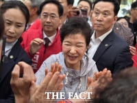  박근혜 전 대통령, 진주 중앙시장 방문…국민의힘 후보들 지지 호소