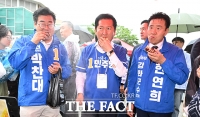  옥수수 시식하는 정청래-박찬대-한연희 [포토]
