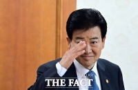  거수경례하며 회의 참석하는 정동영 통일부 장관 [포토]