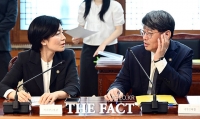  현수엽 보건복지부 1차관과 대화 나누는 김용수 국무2차장 [포토]