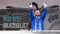  엄지 치켜들고 지지호소하는 '계양을' 김남준 더불어민주당 후보 [TF사진관]