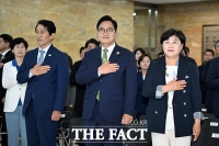  국회개원기념식 국민의례하는 우원식 국회의장 [포토]