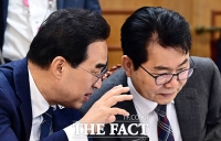  대화 나누는 박홍근 장관과 이한주 부위원장 [포토]