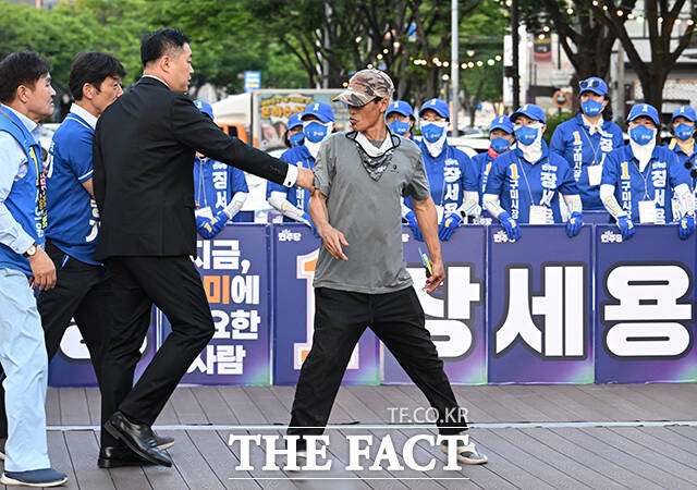 28일 오후 경북 구미시 광평천공영주차장에서 열린 정청래 더불어민주당 총괄상임선대위원장의 오중기 경북도지사 후보, 장세용 구미시장 후보 지원유세 도중 한 시민이 욕설을 섞어 항의하자 경호 인력이 이를 제지하고 있다. /구미=박헌우 기자