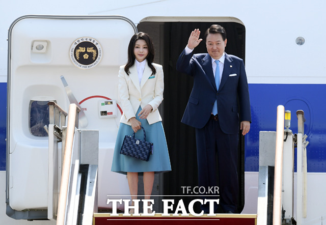 프랑스와 베트남 순방길에 오르는 윤석열 대통령과 김건희 여사가 2023년 6월 19일 오전 경기도 성남시 서울공항에서 출국에 앞서 인사를 하고 있다. /서울공항=이새롬 기자