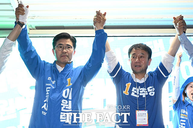 이원택 더불어민주당 전북특별자치도지사 후보가 28일 오후 전북 익산시 어양동 하나로사거리에서 시민들을 향해 지지를 호소하고 있다. /익산=김성렬 기자
