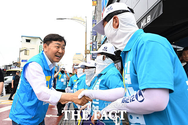 김관영 무소속 전북특별자치도지사 후보가 28일 오후 전북 정읍시 시기동 구 명동의류 사거리에서 시민들을 향해 지지를 호소하고 있다. /정읍=김성렬 기자