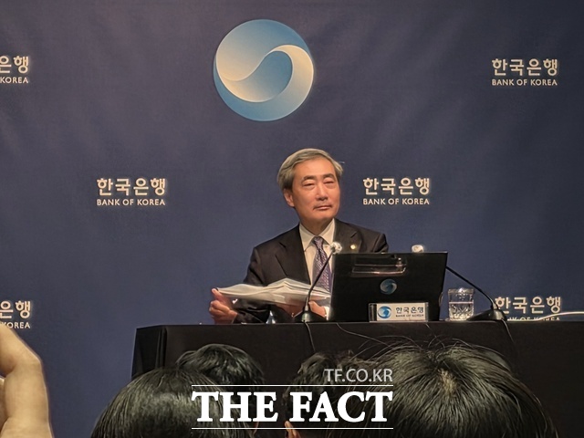 신현송 한국은행 총재는 28일 서울 중구 한국은행 본관에서 열린 기자간담회에서 이번 동결의 성격을 '관망'에 가깝게 설명했다. /이선영 기자