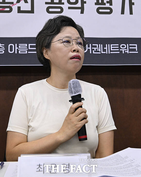 박효주 참여연대 민생희망본부 선임간사와 이강훈 변호사, 최은영 한국도시연구소 소장, 서동규 민달팽이유니온 위원장, 이영규 변호사(왼쪽부터)가 '2026 서울시장 후보 주거·부동산 공약 평가 좌담회'에 참석해 발표를 준비하고 있다.
