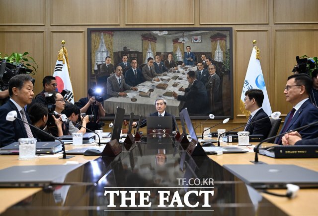 신현송 한국은행 총재가 28일 서울 중구 한국은행 본관에서 열린 취임 후 첫 금융통화위원회 본회의에서 의사봉을 두드리고 있다. /사진공동취재단