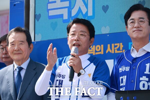 정세균 전 국무총리(왼쪽)가 28일 오후 신탄진 전통시장 북문 일원에서 열린 집중유세 현장을 찾아 더불어민주당 김찬술 대전시 대덕구청장 후보 승리를 호소하고 있다. /김찬술 후보