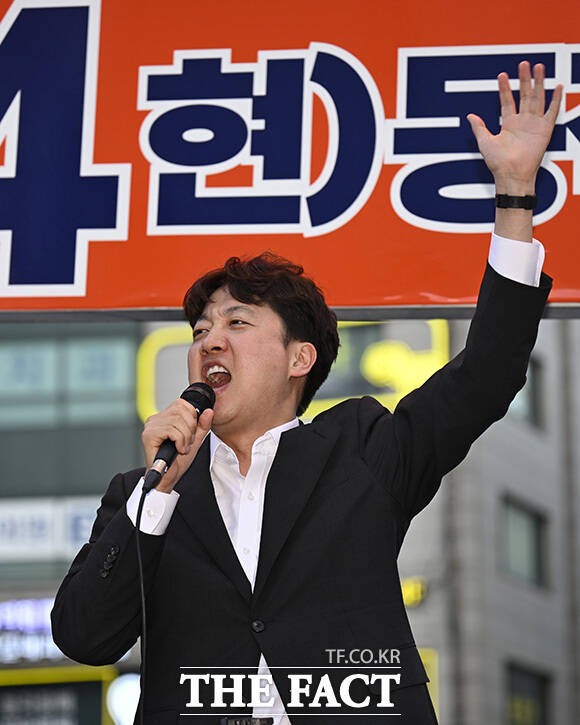 이주영 개혁신당 의원(가운데)이 박 후보에 대한 지지를 호소하고 있다.