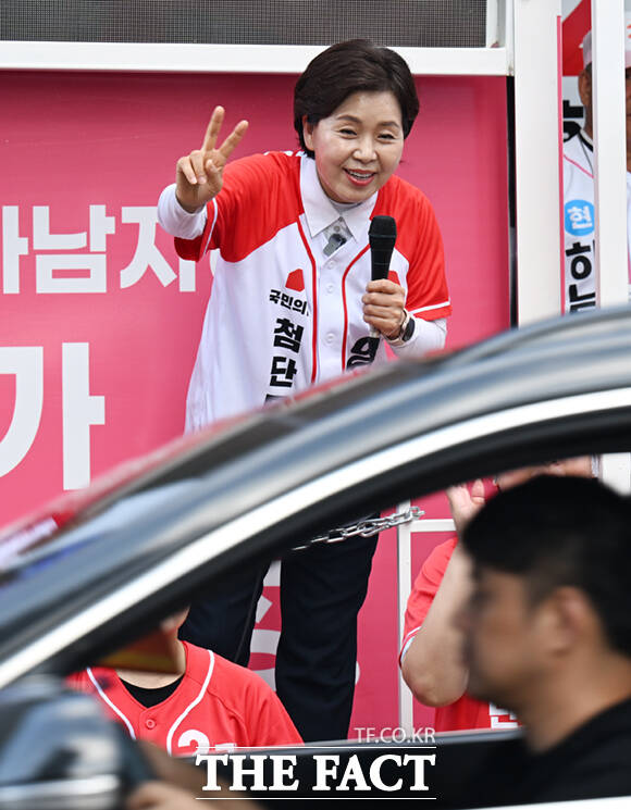 양향자 국민의힘 경기도지사 후보가 유권자들에게 지지를 호소하는 가운데, 양 후보 너머로 추미애 더불어민주당 경기도지사 후보의 사진이 보이고 있다. /하남=이새롬 기자