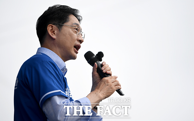 김경수 더불어민주당 경남도지사 후보가 28일 오전 경남 창녕군 창녕시장 인근에서 시민들에게 지지를 호소하고 있다. /창녕=박상민 기자