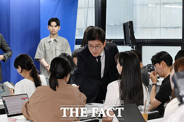 정원오 더불어민주당 서울시장 후보가 28일 오전 서울 중구 선거사무실에서 기자간담회를 열고 발언하고 있다. /서예원 기자