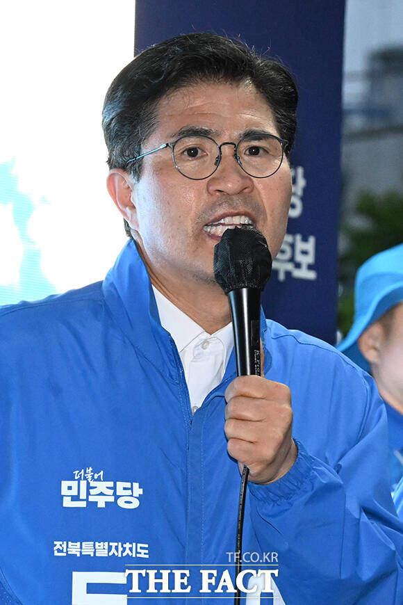 이원택 더불어민주당 전북특별자치도지사 후보가 28일 오후 전북 익산시 어양동 하나로사거리에서 시민들을 향해 지지를 호소하고 있다. /익산=김성렬 기자