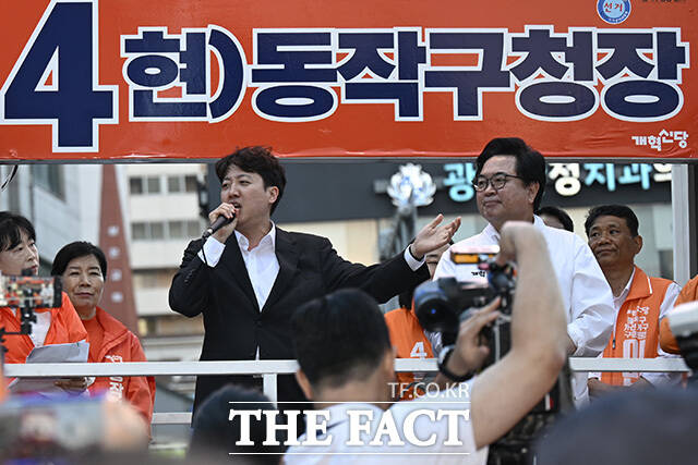 이준석 개혁신당 대표(왼쪽)가 28일 오후 서울 동작구 남성사계시장 앞에서 박일하 개혁신당 동작구청장 후보에 대한 지지를 호소하고 있다. /송호영 기자