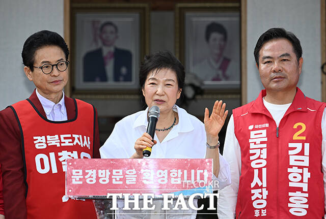 박근혜 전 대통령(가운데)이 28일 오후 경북 문경 청운각을 찾아 인사말을 하고 있다. /문경=박헌우 기자