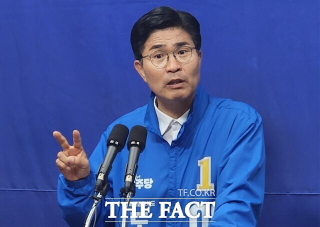 28일 전주시 완산구 효자동3가 전북도의회 기자회견장에서 이원택 더불어민주당 전북도지사 후보가 김관영 무소속 후보의 사퇴를 촉구하는 기자회견을 갖고 있다. /이원택 후보 선거캠프