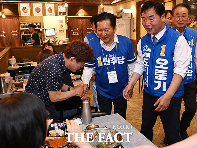 정청래 더불어민주당 총괄상임선대위원장(가운데)이 28일 오후 경북 구미시 광평천공영주차장 인근 상가를 찾아 시민들과 인사를 나누고 있다. /구미=박헌우 기자